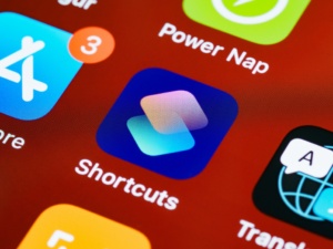 iOS Apple iPhone Shortcuts application battery charging